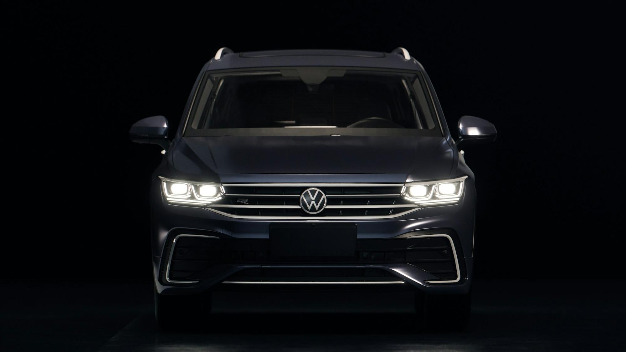 SUV, faróis acesos